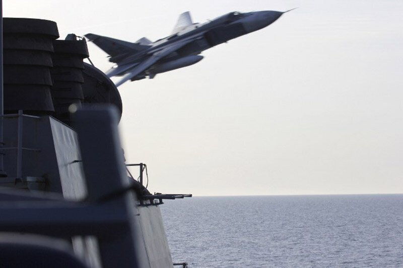 Пентагон показал полет Су-24 над своим кораблем на Балтике 
