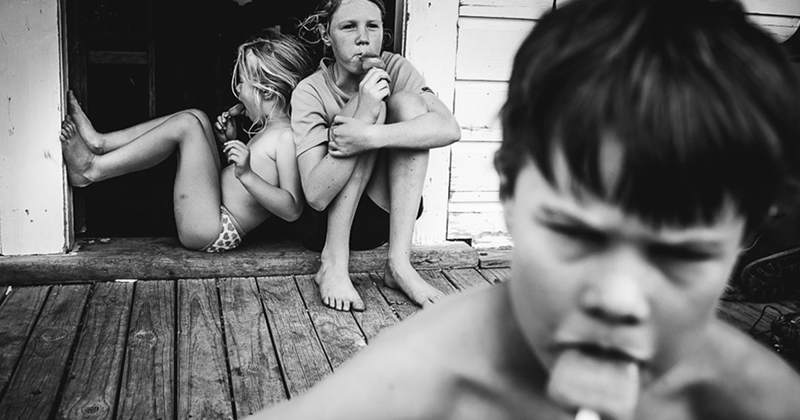 Мама-фотограф снимает жизнь своих детей без электронных устройств 