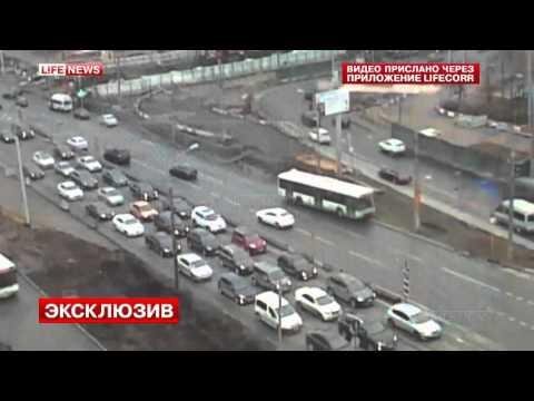 Автобус протаранил в Москве шесть машин и столб