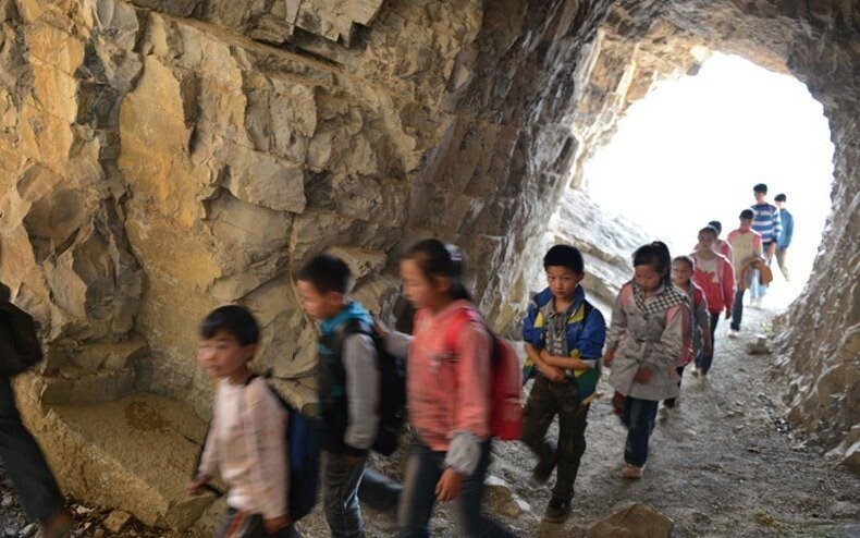 Дети, Котрые рискуя жизнью, ходят в школу.