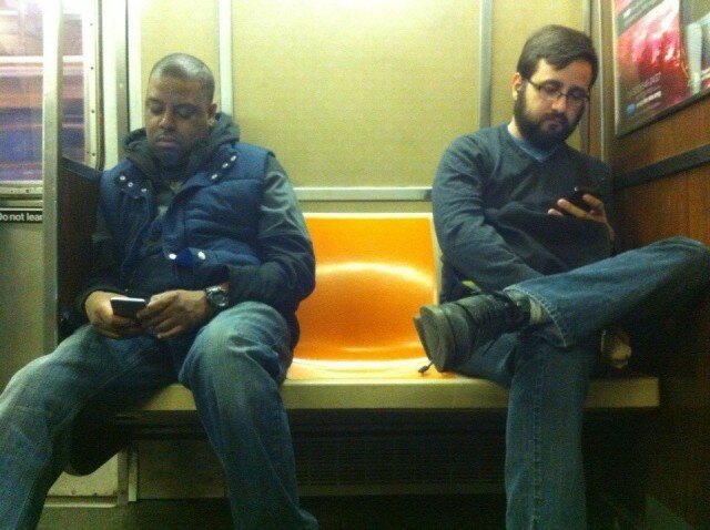 Обыкновенная скамейка в Нью-Йоркском метро