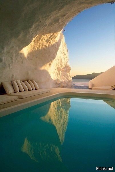 Шикарный отель в скале на острове Санторини, Греция