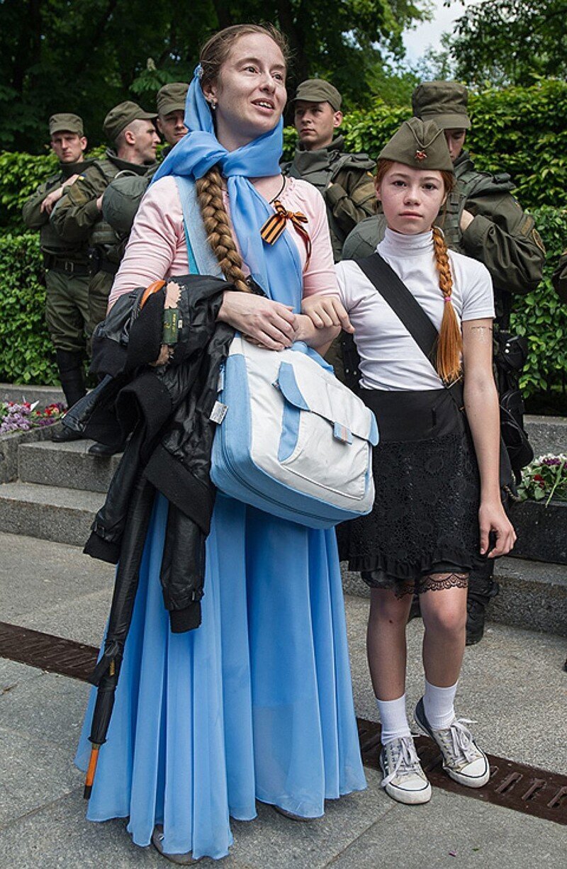 Девочку, униженную нацистами в Киеве, приглашают на празднование Дня ВМФ в Россию