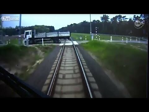 Машинист, сбежавший из кабины во время движения поезда, перепугал пассажиров