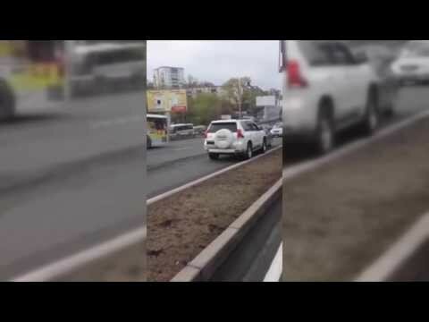 Во Владивостоке водитель джипа проехался по встречке и скрылся с места ДТП