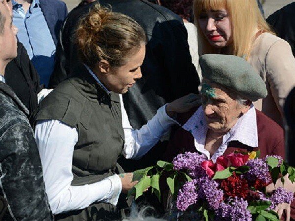 Облитая зеленкой 9 мая в Славянске ветеран жива