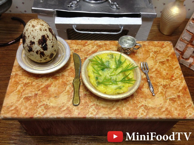 Миниатюрная кухня! Мини-омлет из перепелиного яйца.