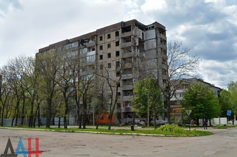 В Ясиноватой к осени восстановят многоэтажку, больше других поврежденную обстрелами ВСУ — мэрия