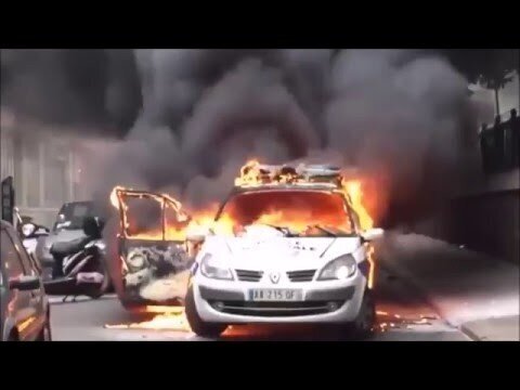 Избиение французских полицейских на улицах Парижа 