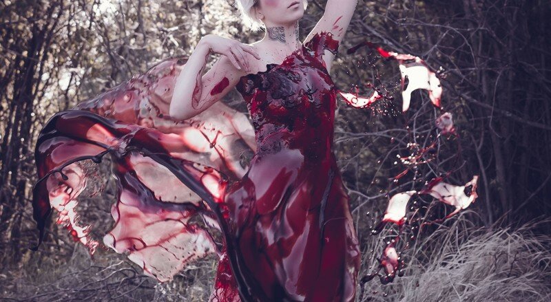 Фотограф из Канады создала прекрасное и немного жутковатое «кровавое платье»