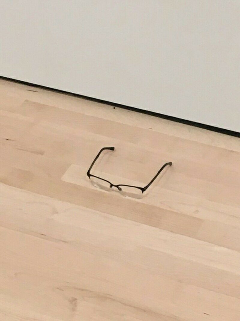 Парень оставил очки на полу художественного музея