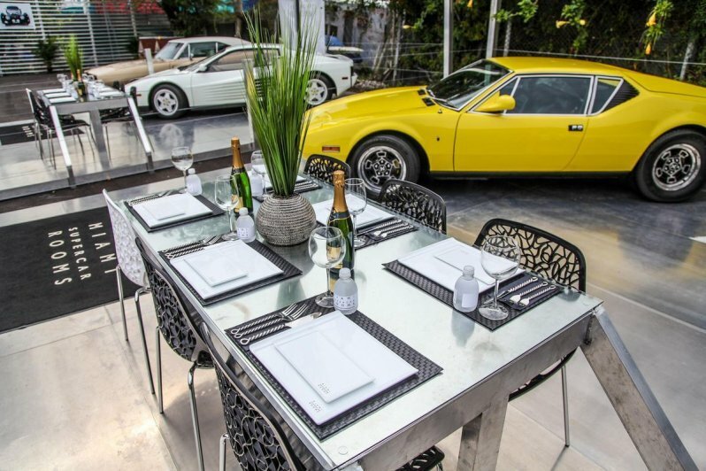 Ресторан в Майями с классическими автомобилями внутри