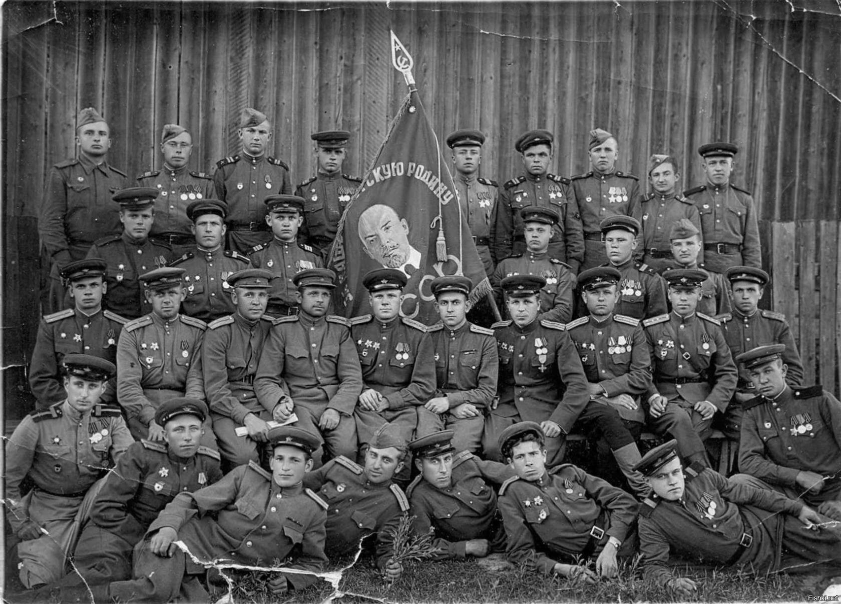 Групповой портрет военнослужащих 115-го отдельного Гвардейского Ордена Богдан...