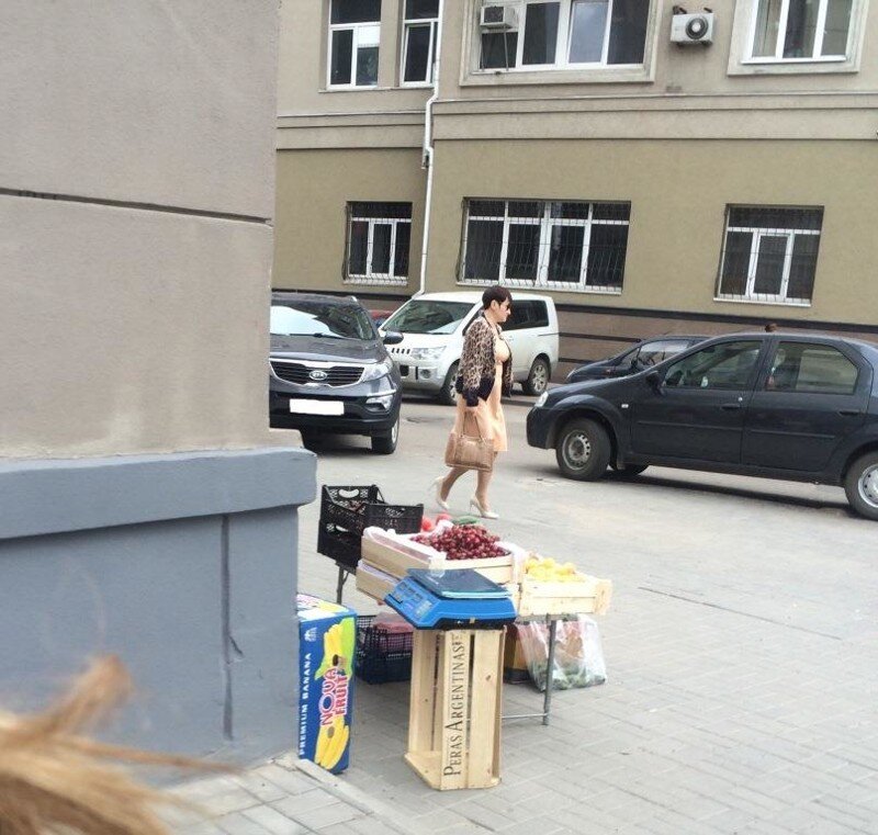 На проспекте Революции в центре Воронежа торгуют овощами (ФОТО)