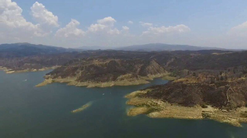 Memorial Day выходной,полет над Castaic Lake Калифорния.