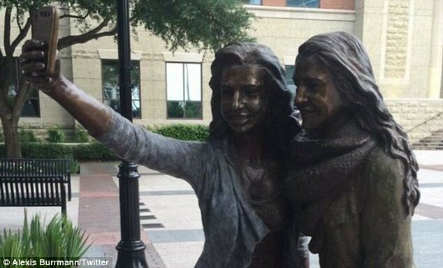 Во имя селфи: в Техасе установили статую в честь селфи