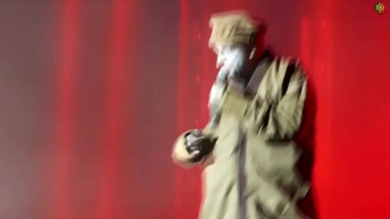 Вокалист Rammstein вышел на сцену с муляжом пояса шахида