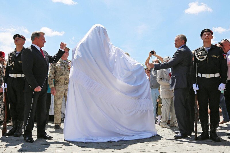В Симферополе открыли памятник «Вежливым людям»