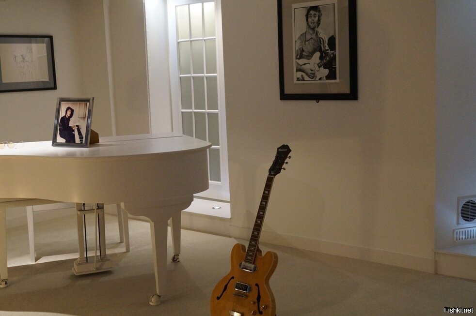 Понравился зал памяти Джона Леннона в  музее Битлз 