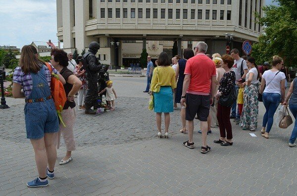 В Симферополе уже третий день сохраняется очередь возле памятника "Вежливым людям"