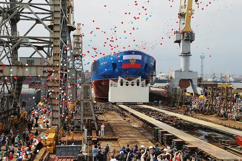 Самый мощный в мире ледокол спустили на воду в Петербурге