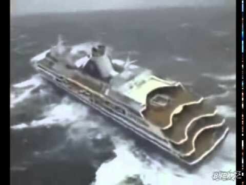Круизный лайнер Voyager попал в шторм 