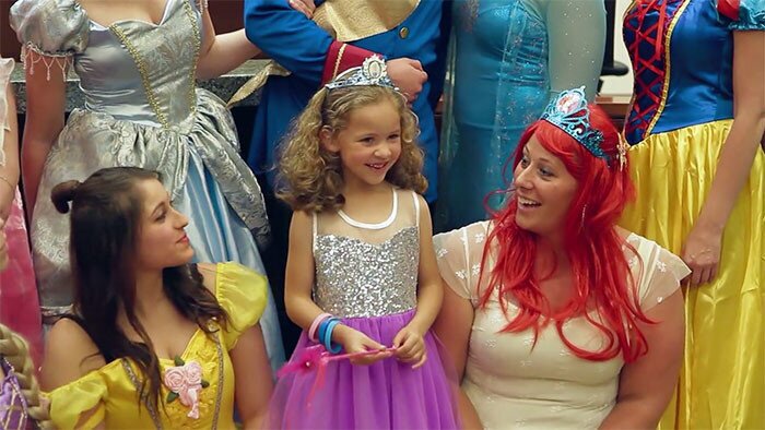 На слушании по удочерению 5-летней девочки весь зал суда оделся в платья диснеевских принцесс