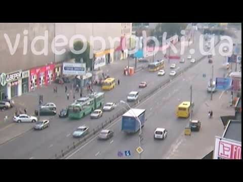 В Киеве гонщик врезался в остановку, погибла женщина