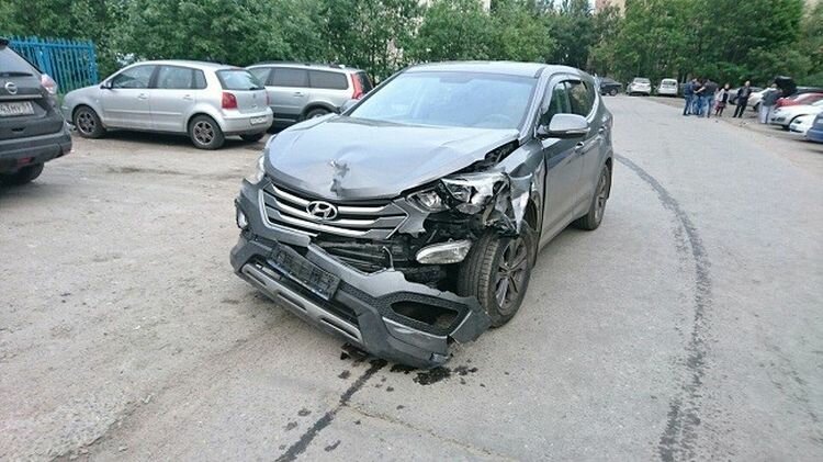 Пьяный водитель протаранил 5 машин, пытаясь "красиво припарковаться"