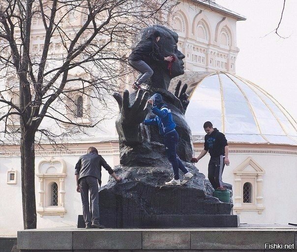 В Рязани несколько ребят помыли памятник Сергею Есенину