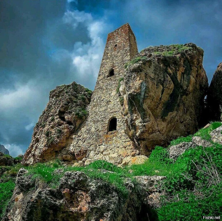 Древняя башня &quot;Магой-Джел&quot;, горная Ингушетия