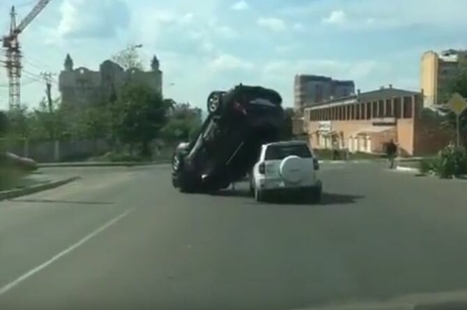 Авария дня. В Чите внедорожник оказался на крыше кроссовера