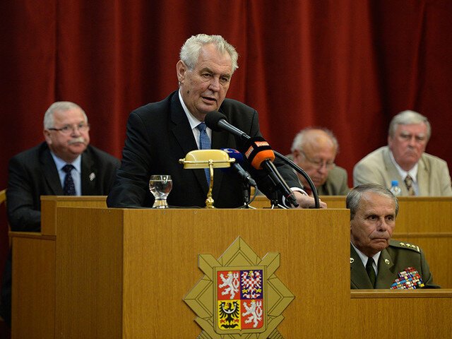 Президент Чехии Милош Земан призвал провести референдум о выходе из состава Евросоюза и НАТО