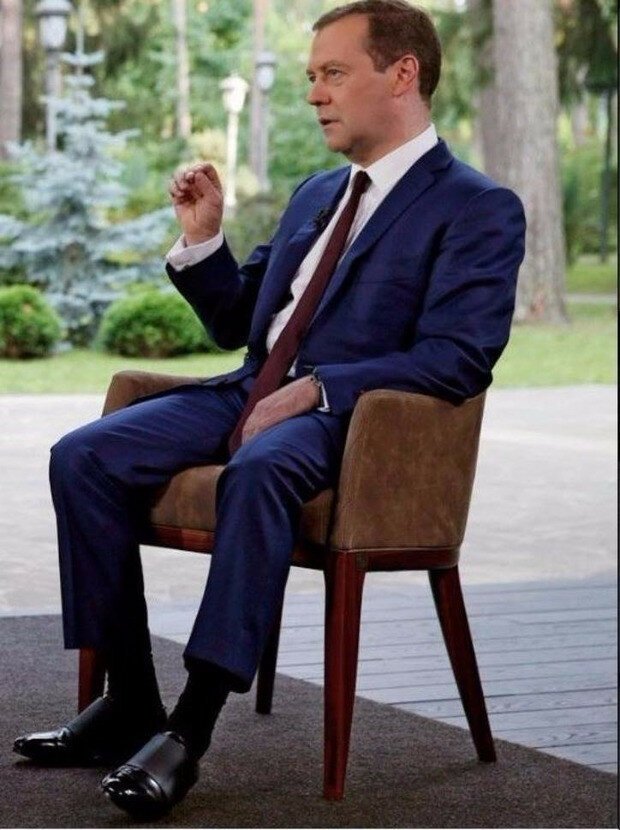 Навальный: новости карубцыи - на ногах у Медведева есть Туфли!