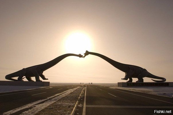 Скульптура над дорогой &quot;Целующиеся динозавры&quot;
