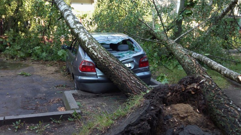 Автомобили, пострадавшие от урагана в Минске