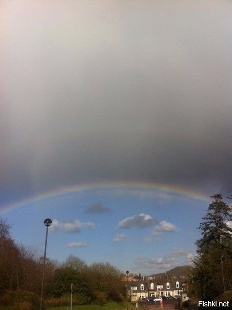 Интересное фото: радугa как будто сдeрживaет плоxую погоду