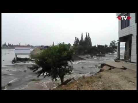 Сброс камней вместе с грузовиками