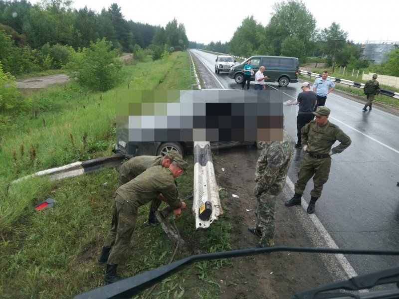 ВАЗ насквозь проткнуло отбойником, водитель чудом выжил