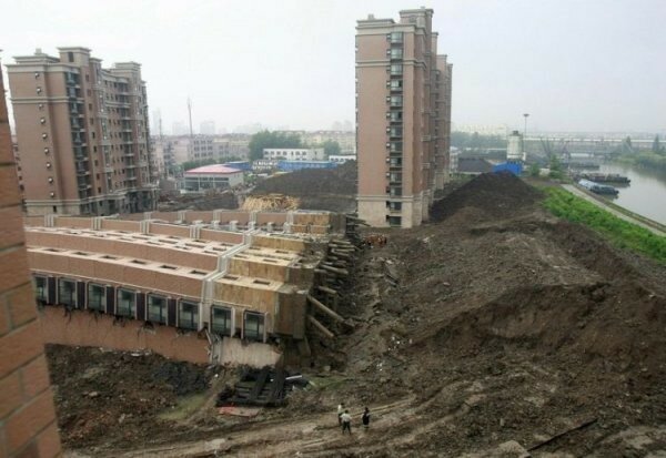 Упавшие дома в Китае