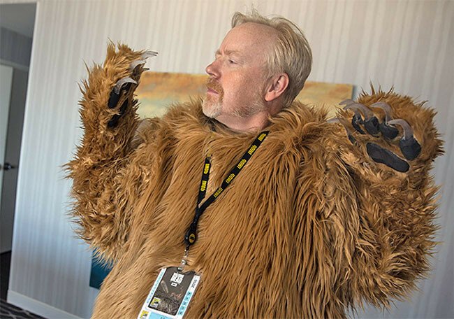 Смешной костюм медведя на Comic-Con 2016, включающий в себя труп Леонардо Ди Каприо  