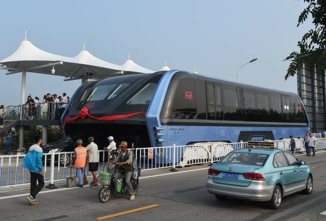 Парящий над мостовой: в Китае испытали новый автобус!