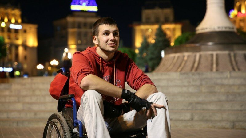 Помогут ли жители Киева парню на коляске?