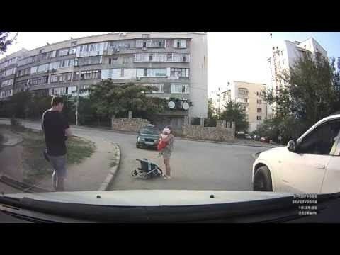 Невнимательная мать уронила ребенка с коляски 