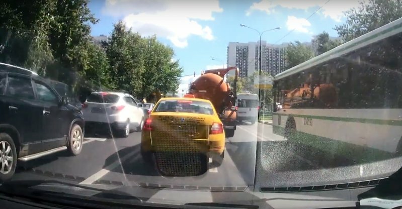 Машина с городскими нечистотами "взорвалась" на севере Москвы