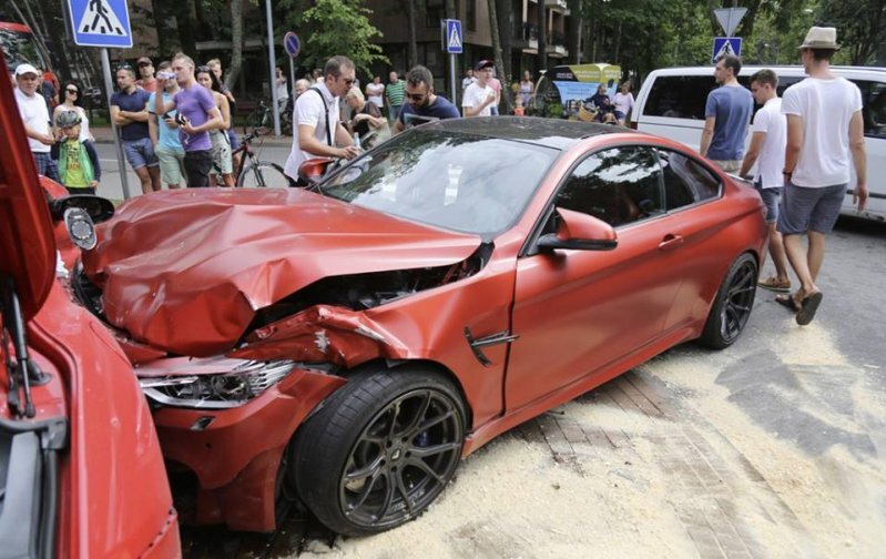 В Литве BMW M4 протаранила Ferrari California 