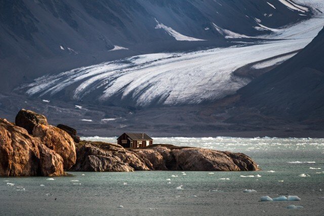 Домик на краю Земли, рядом с ледником