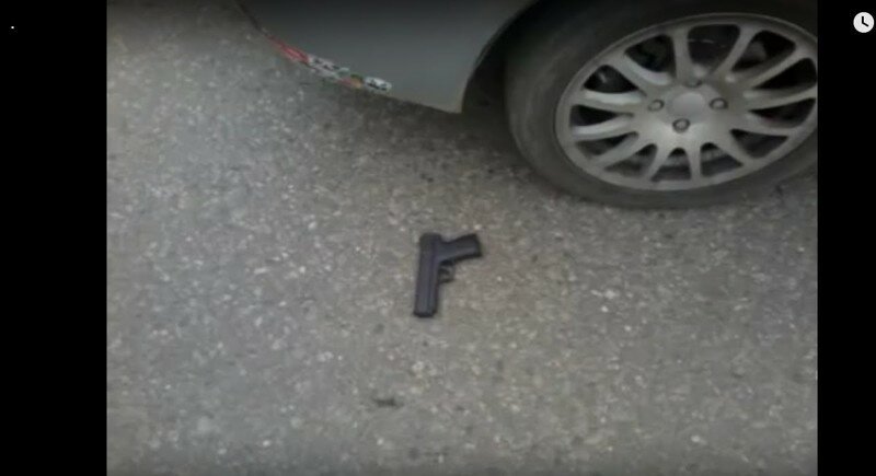 Быдло с пистолетом получил то к чему стремился 