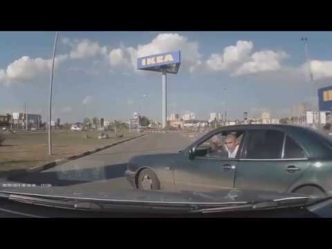 Агрессивный водитель, который выезжает с парковки магазина, полез в драку 