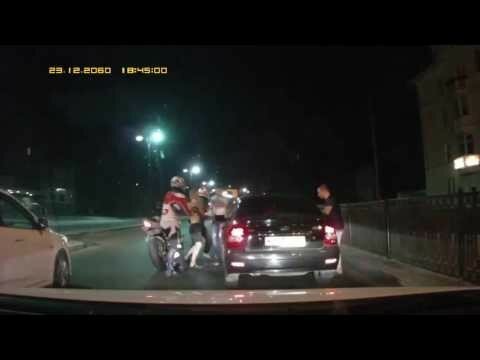 Мотоциклисты избивают водителя 